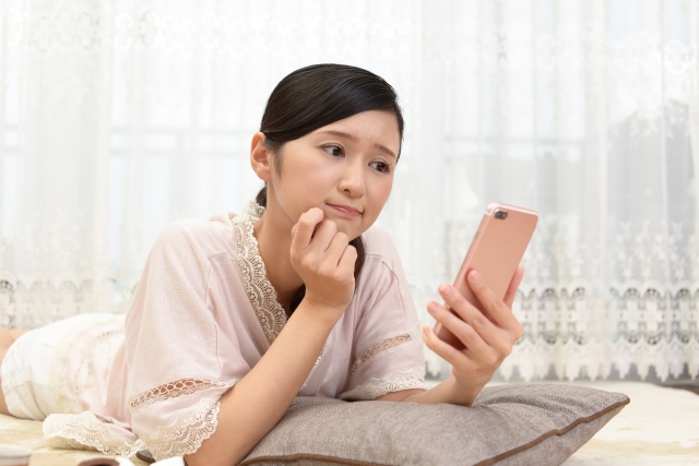 スマートフォンを持つ女性