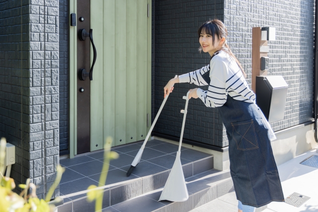 掃除をする女性