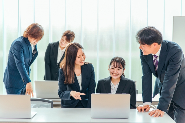 業務を教わる2人のインターンの女性と業務をレクチャーする3人の社員