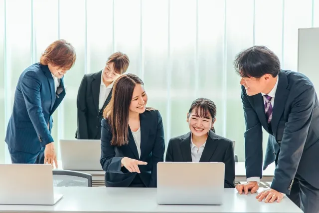 業務を教わる2人のインターンの女性と業務をレクチャーする3人の社員