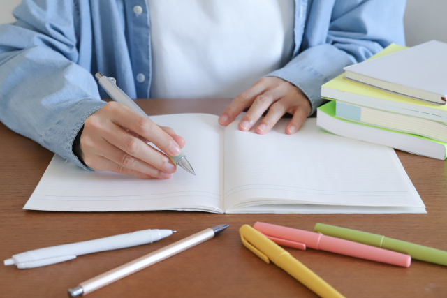 机で勉強している子どもの手元のイメージ