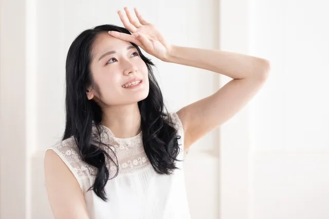 紫外線を浴びる女性
