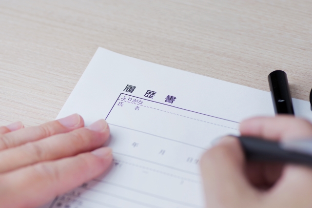履歴書を記入する人の手元