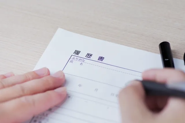 履歴書を記入する人の手元