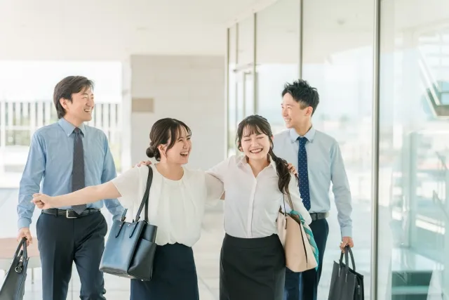 笑い合う社会人