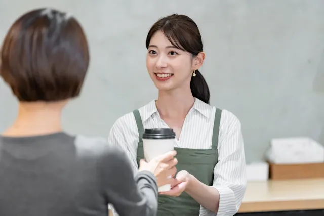 接客する女性