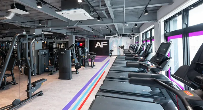 エニタイムフィットネス内装