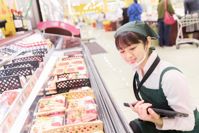 スーパーで働く女性