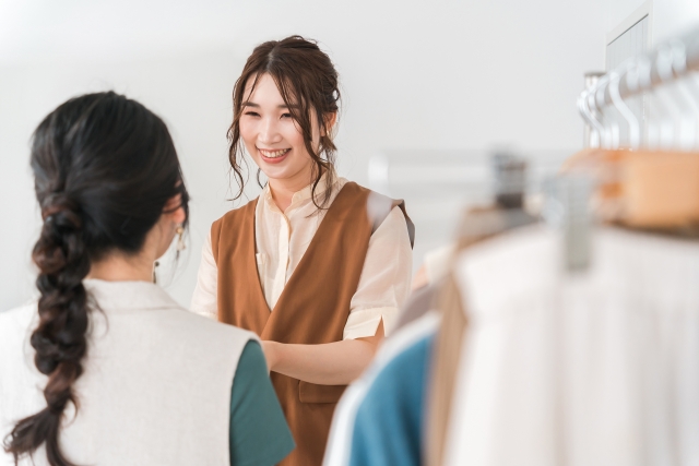接客する女性