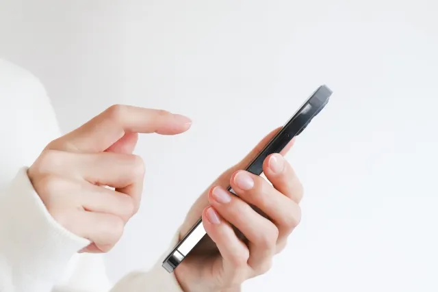 スマホを触る手