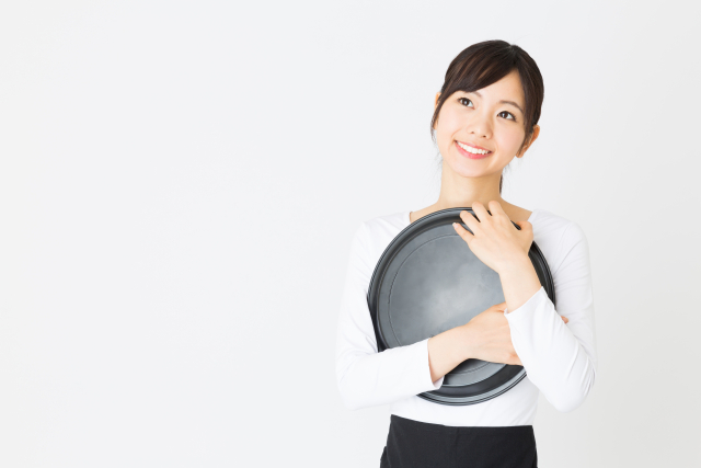 考え事をする女性カフェ店員