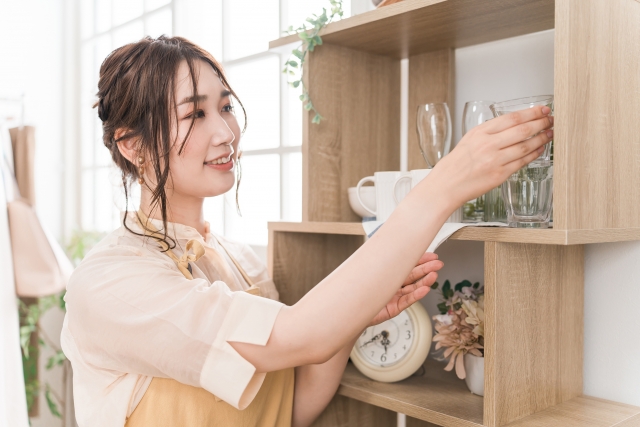 インテリア商品を整頓する女性店員