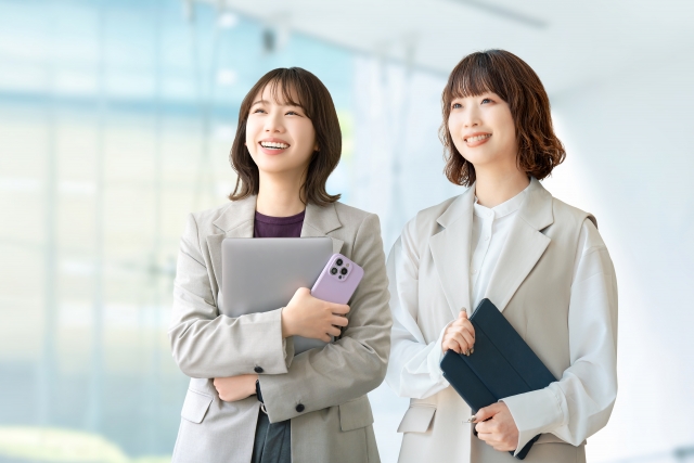 笑い合う2人の女性