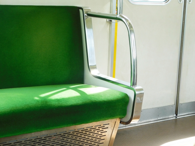 誰も座っていない電車の座席