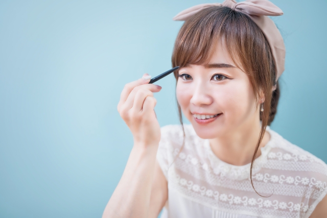 眉メイクをする女性