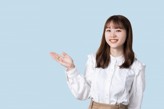 やってきたお客様を笑顔で誘導する女性誘導スタッフ