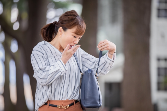忘れ物に気づいて慌てる女性