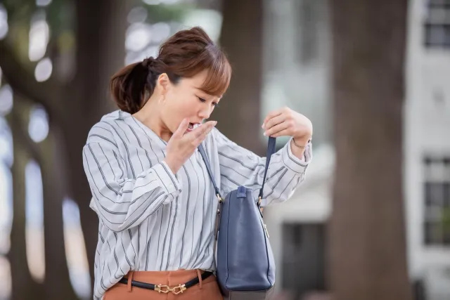 忘れ物に気づいて慌てる女性
