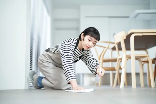 床を磨く女性